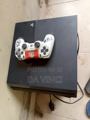 Play Station 4 With One Pad