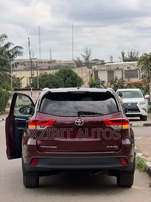 Toyota Highlander XLE 4x4 V6 (3.5L 6cyl 8A) 2018