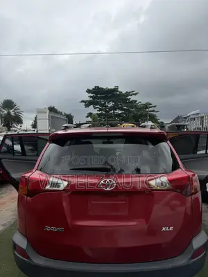 Toyota RAV4 XLE 4dr SUV AWD (2.5L 4cyl 6A) 2015 Red