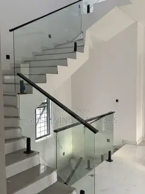 Staircase Spigot 10mm Tempered Plain Glass