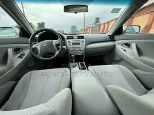 Toyota Camry LE 4dr Sedan (2.5L 4cyl 6A) 2011 Silver