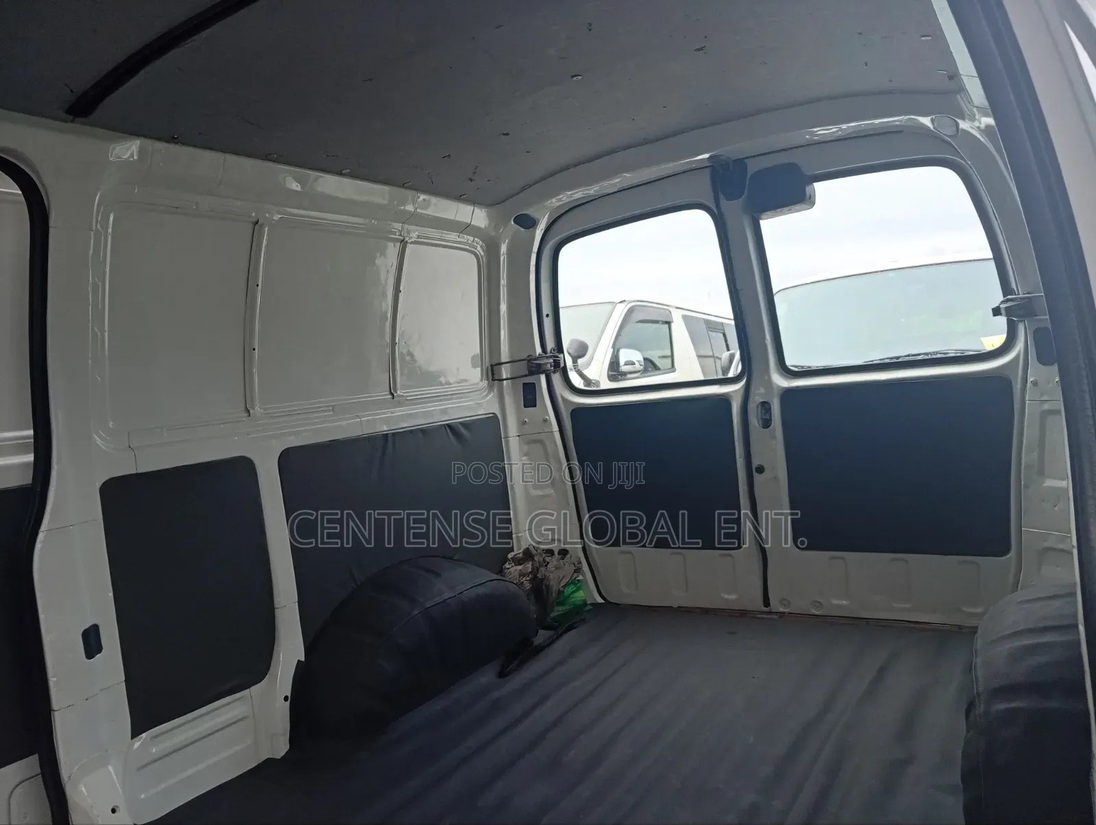 Toyota HiAce 2005 White