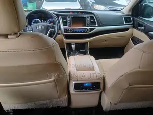 Toyota Highlander XLE 4x2 V6 (3.5L 6cyl 8A) 2017