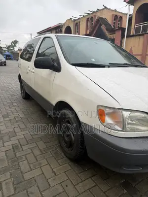 Toyota Sienna LE 2002 White