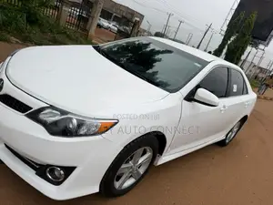 Toyota Camry SE 4dr Sedan w/Prod. End 11/13 (2.5L 4cyl 6A) 2014 White