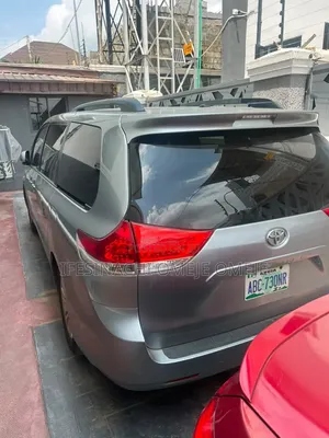 Toyota Sienna 2010 Green