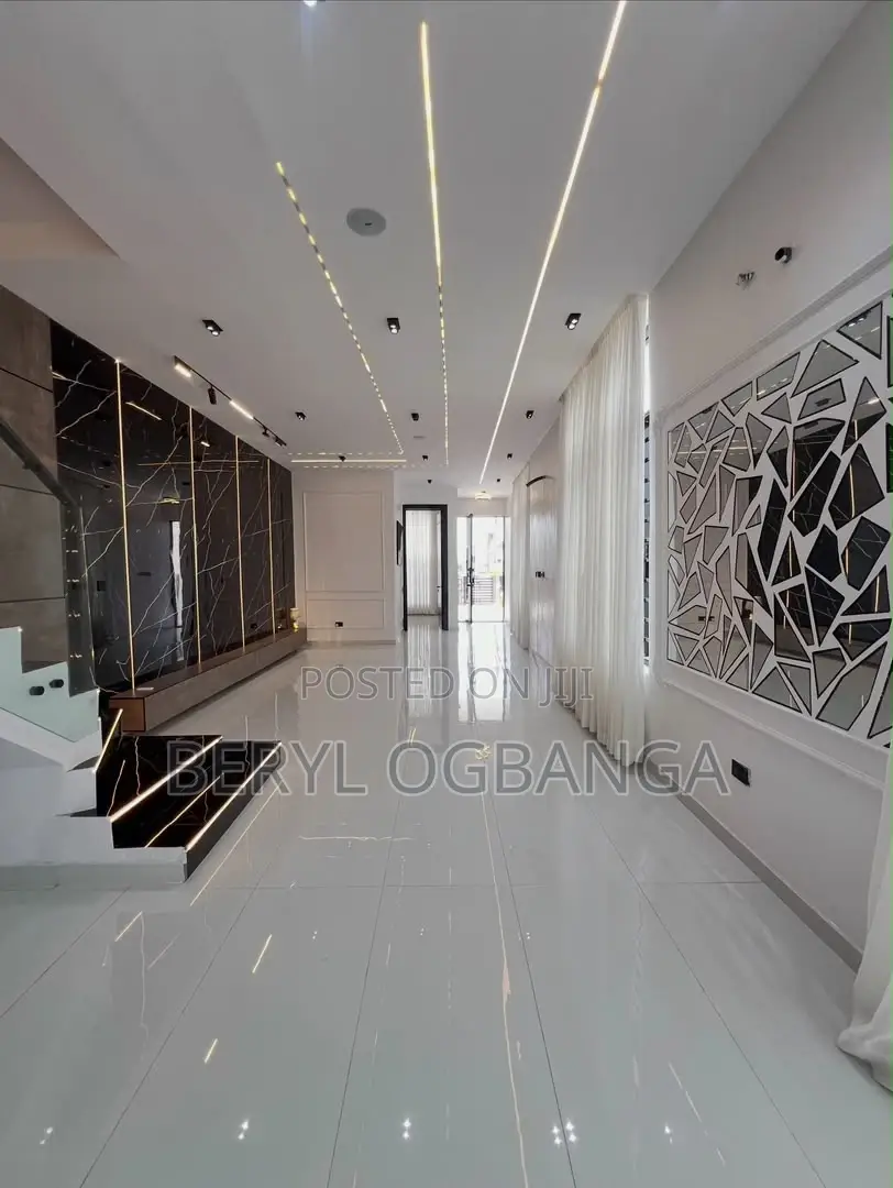 5bdrm Duplex in Ikota for sale
