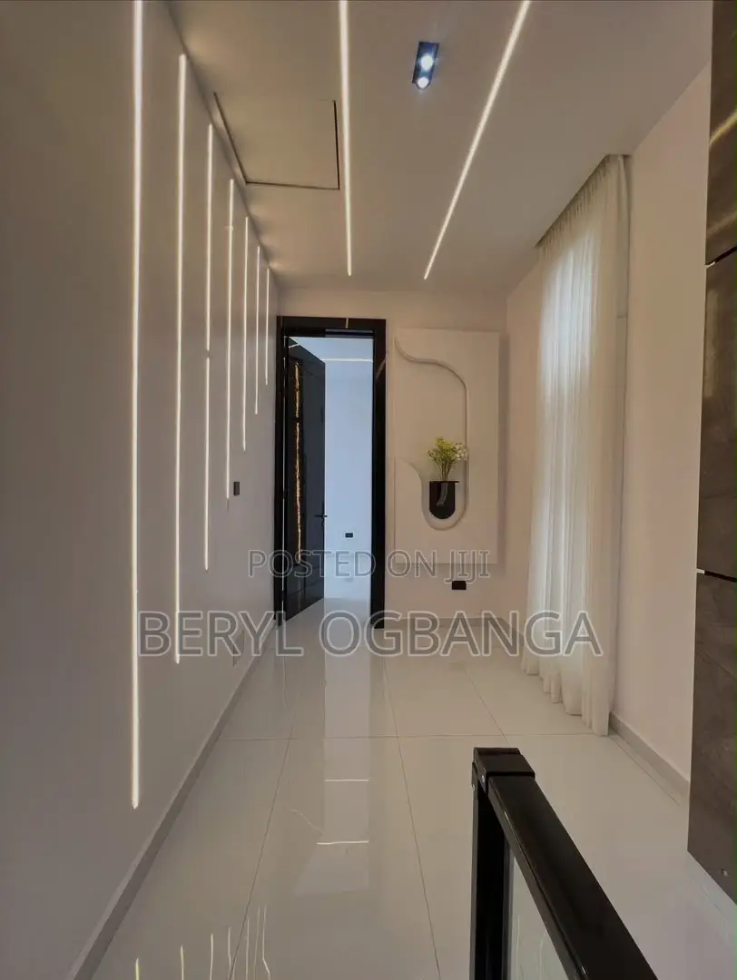 5bdrm Duplex in Ikota for sale