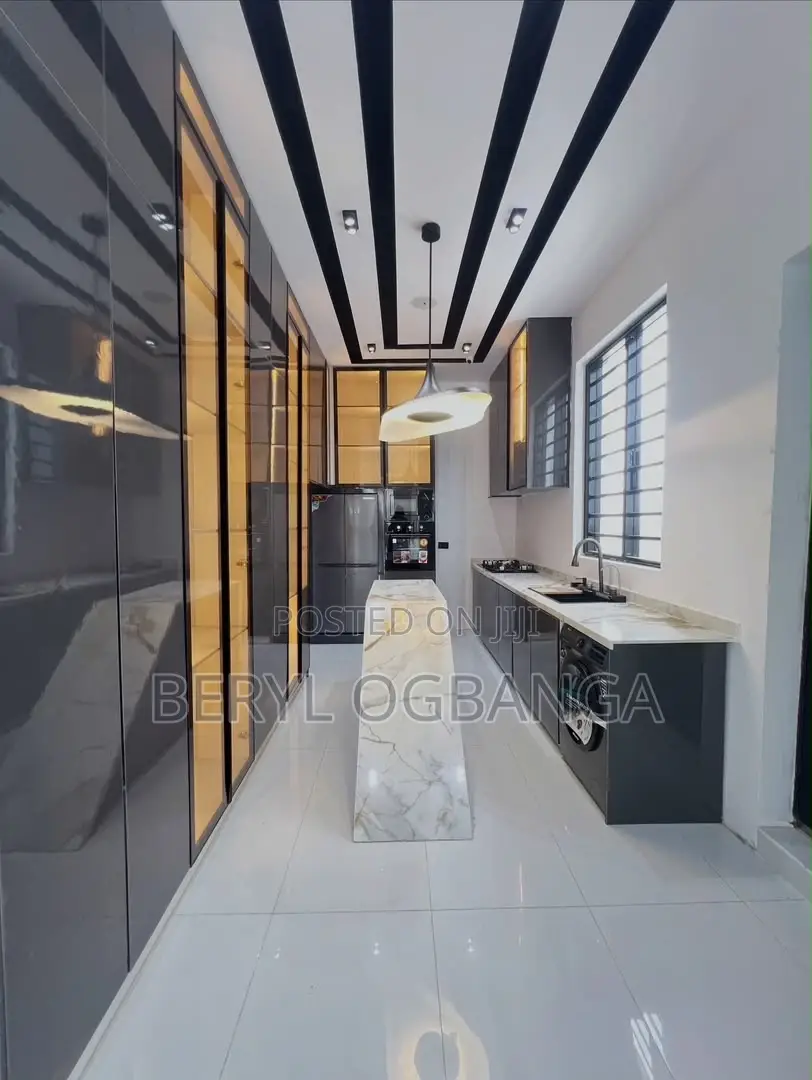 5bdrm Duplex in Ikota for sale