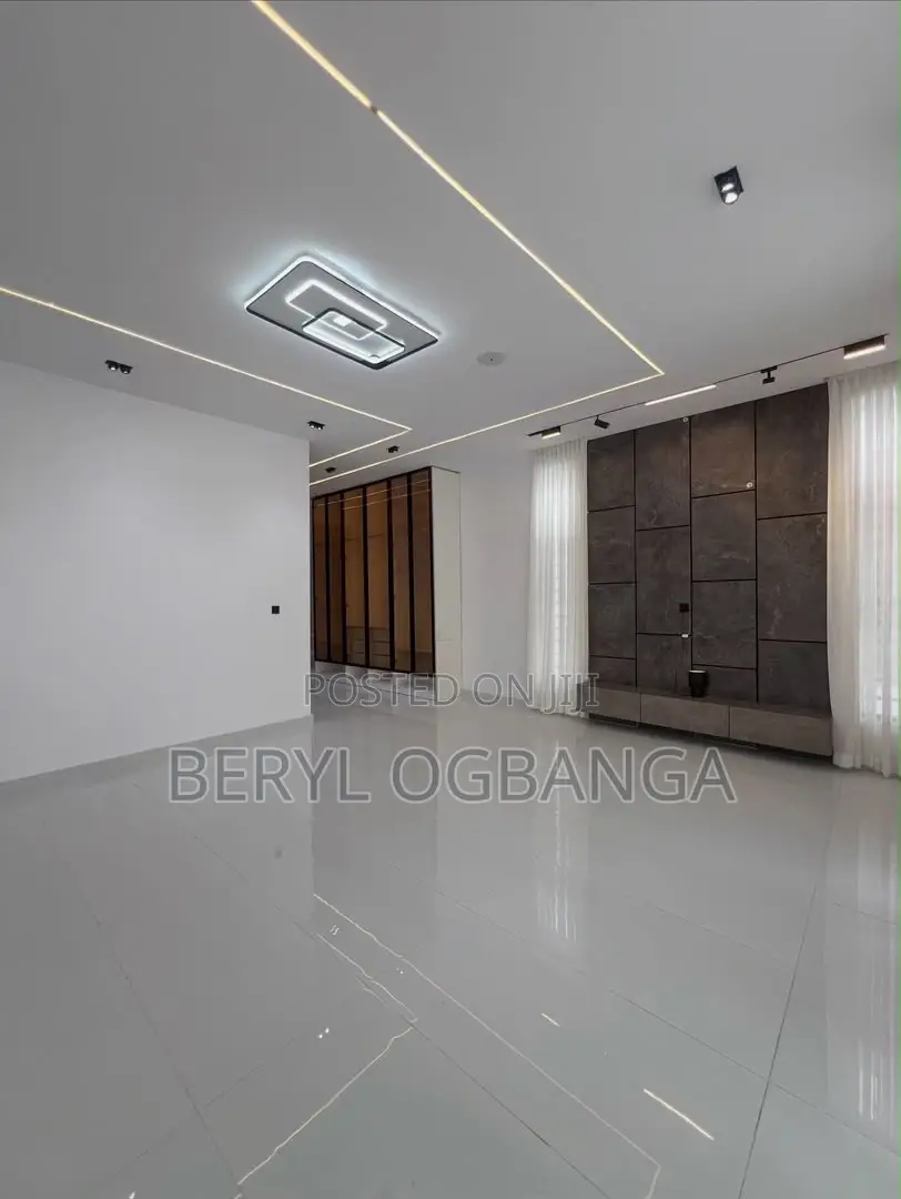 5bdrm Duplex in Ikota for sale