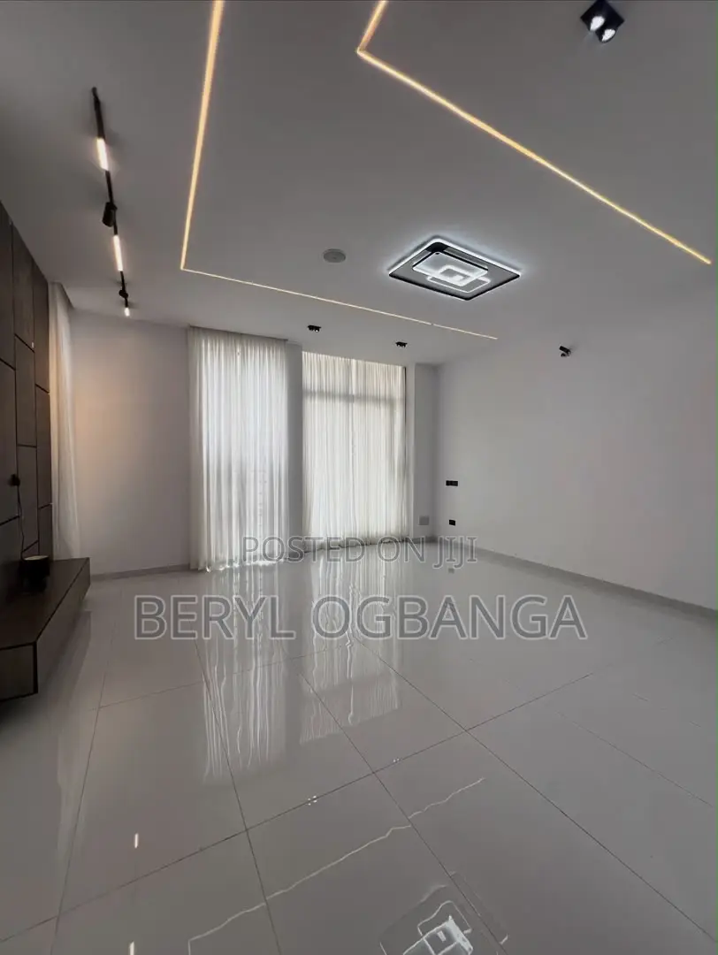 5bdrm Duplex in Ikota for sale