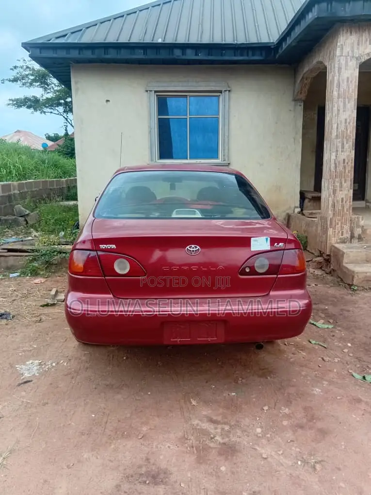 Toyota Corolla 2000 Red
