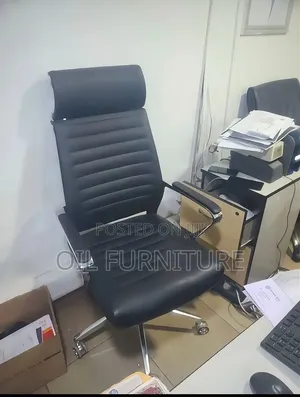 ​Executive Leather High-Back Swivel Office Chair With Headrest (