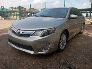 Toyota Camry SE 4dr Sedan (2.5L 4cyl 6A) 2014 Gold