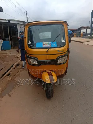 TVS Apache 160 4V 2023 Yellow