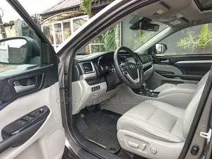 Toyota Highlander XLE 4x4 V6 (3.5L 6cyl 8A) 2017 Gray