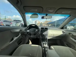 Toyota Corolla LE 4dr Sedan (1.8L 4cyl 4A) 2010 Gold
