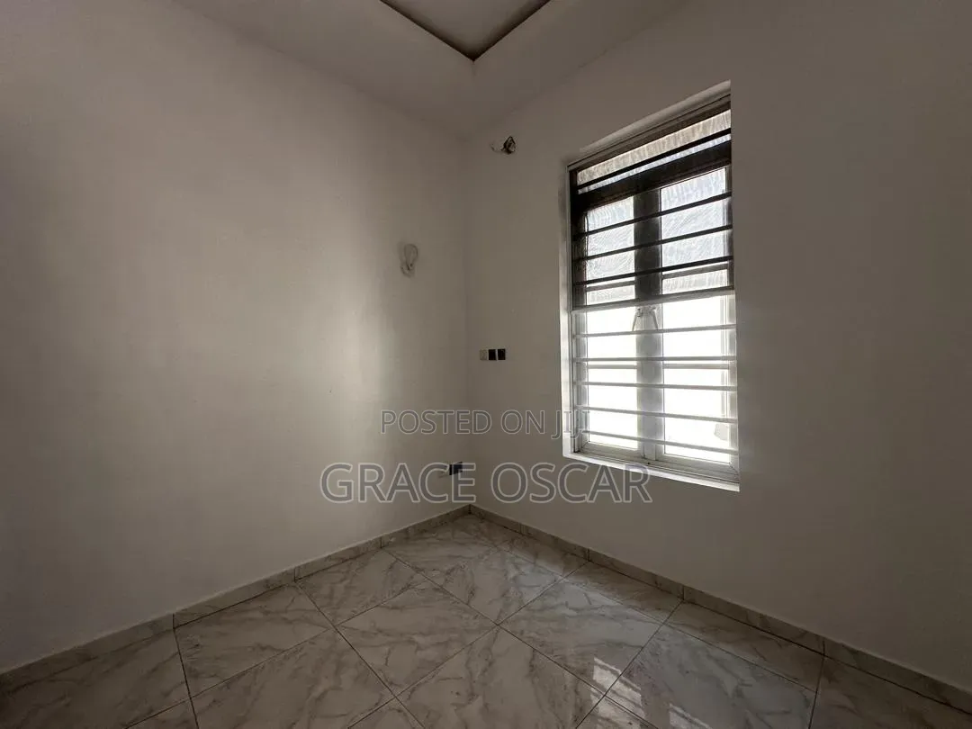 4bdrm Duplex in Chevron for rent