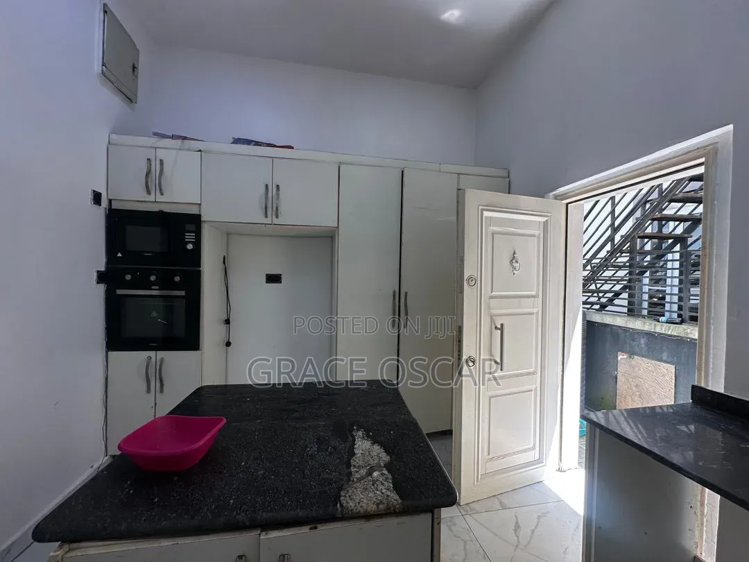 4bdrm Duplex in Chevron for rent