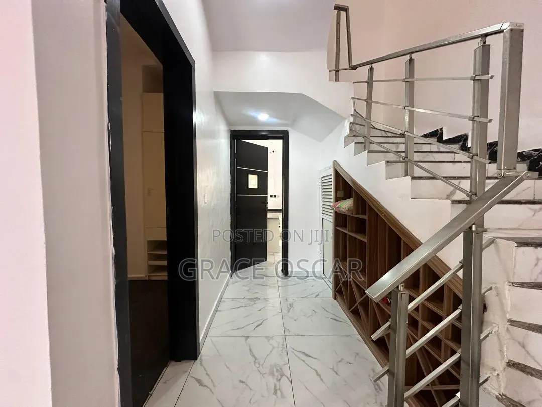 4bdrm Duplex in Chevron for rent