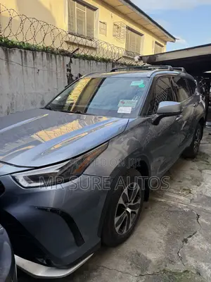 Toyota Highlander XLE 2021 Blue