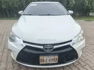 Toyota Camry SE w/Special Edition Pkg (2.5L 4cyl 6A) 2016 White