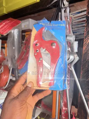 Ratcheting PVC Pipe Cutter