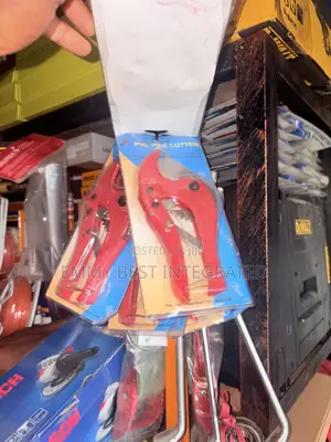 Ratcheting PVC Pipe Cutter