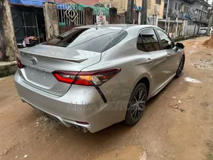 Toyota Camry SE 2021 Silver