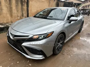 Toyota Camry SE 2021 Silver