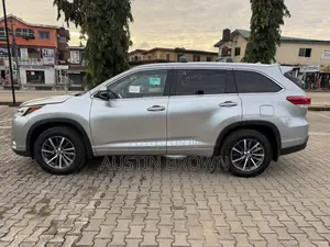 Toyota Highlander XLE 4x4 V6 (3.5L 6cyl 8A) 2018 Silver