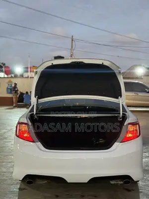Toyota Camry SE V6 4dr Sedan (3.5L 6cyl 6A) 2012 White
