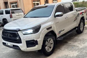 Toyota Hilux 2023 White