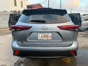 Toyota Highlander XLE 2022 Blue
