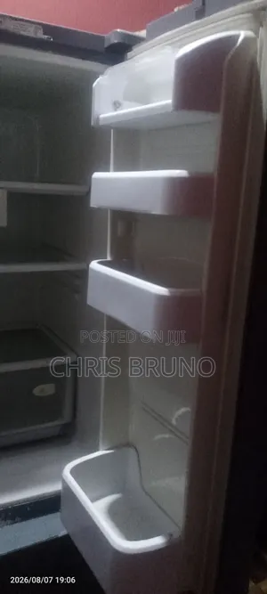 Samsung French Door Refrigerator in Good Condition With Adequate Items