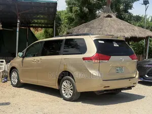 Toyota Sienna 2011 Gold