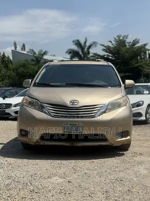 Toyota Sienna 2011 Gold