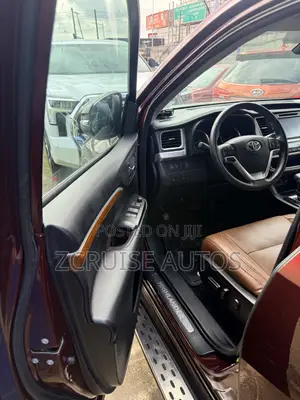Toyota Highlander LE 4x2 V6 (3.5L 6cyl 8A) 2017 Red