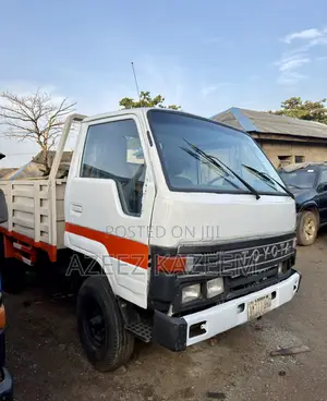 Toyota Dyna 200 Four Tyres 3RZ Injector Engine