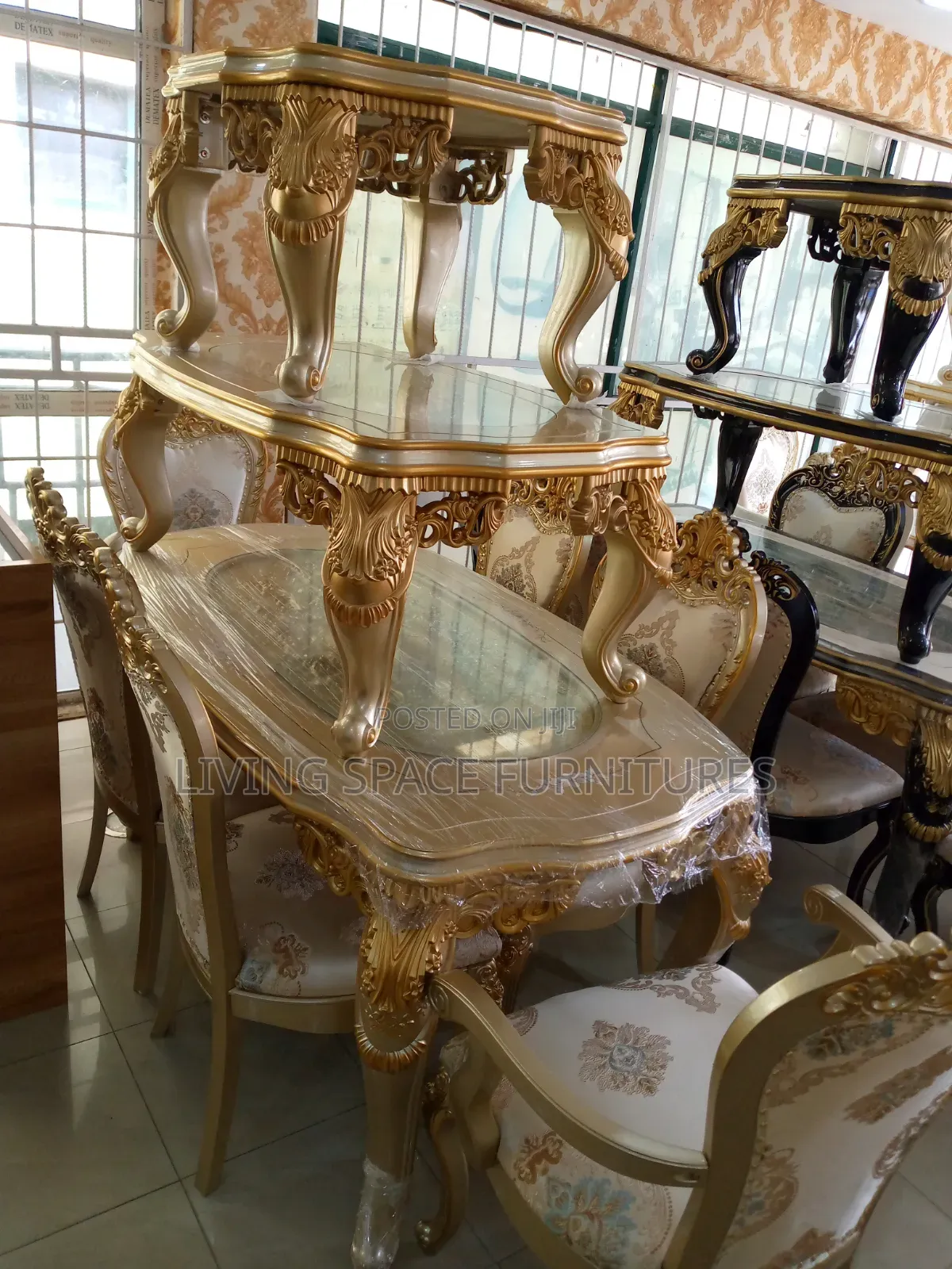 Royal Dining Set by 6Seaters With Center Table and 2side Stools