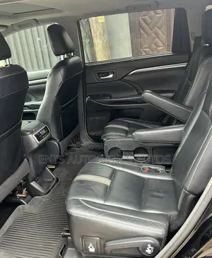 Toyota Highlander SE 4x4 V6 (3.5L 6cyl 8A) 2018 Black