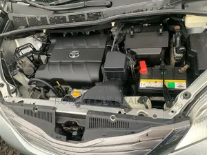 Toyota Sienna XLE 7 Passenger (3.5L 6cyl 6A) 2016 Blue