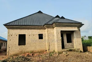 3bdrm Block of Flats in Osamuyi, Benin City for sale