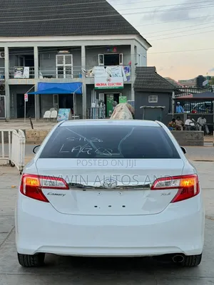 Toyota Camry XLE 4dr Sedan (2.5L 4cyl 6A) 2013 White