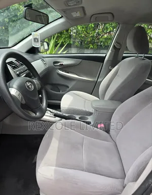 Toyota Corolla LE 4dr Sedan (1.8L 4cyl 4A) 2011 Silver