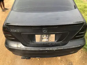 Mercedes-Benz C200 2014 Black