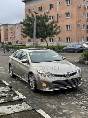 Toyota Avalon XLE Premium Sedan FWD (3.5L 6cyl 6A) 2013 Gold