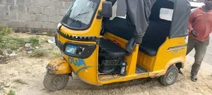 Bus 2023 Yellow