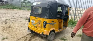 Bus 2023 Yellow