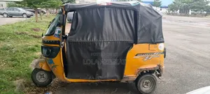 Bus 2023 Yellow